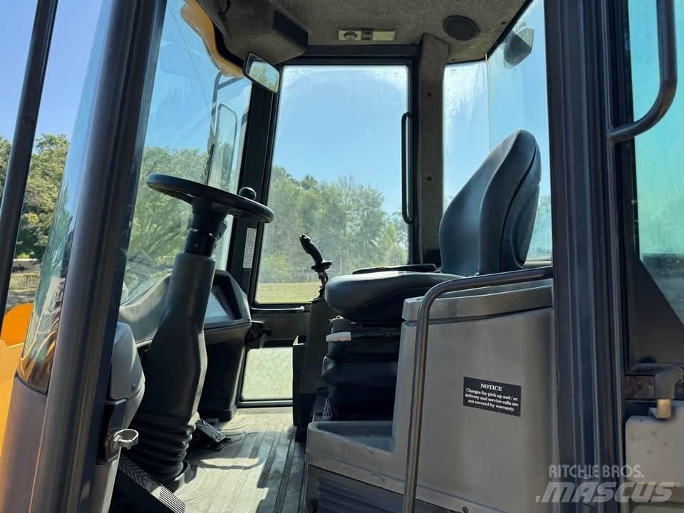John Deere 244 J Rataslaadurid