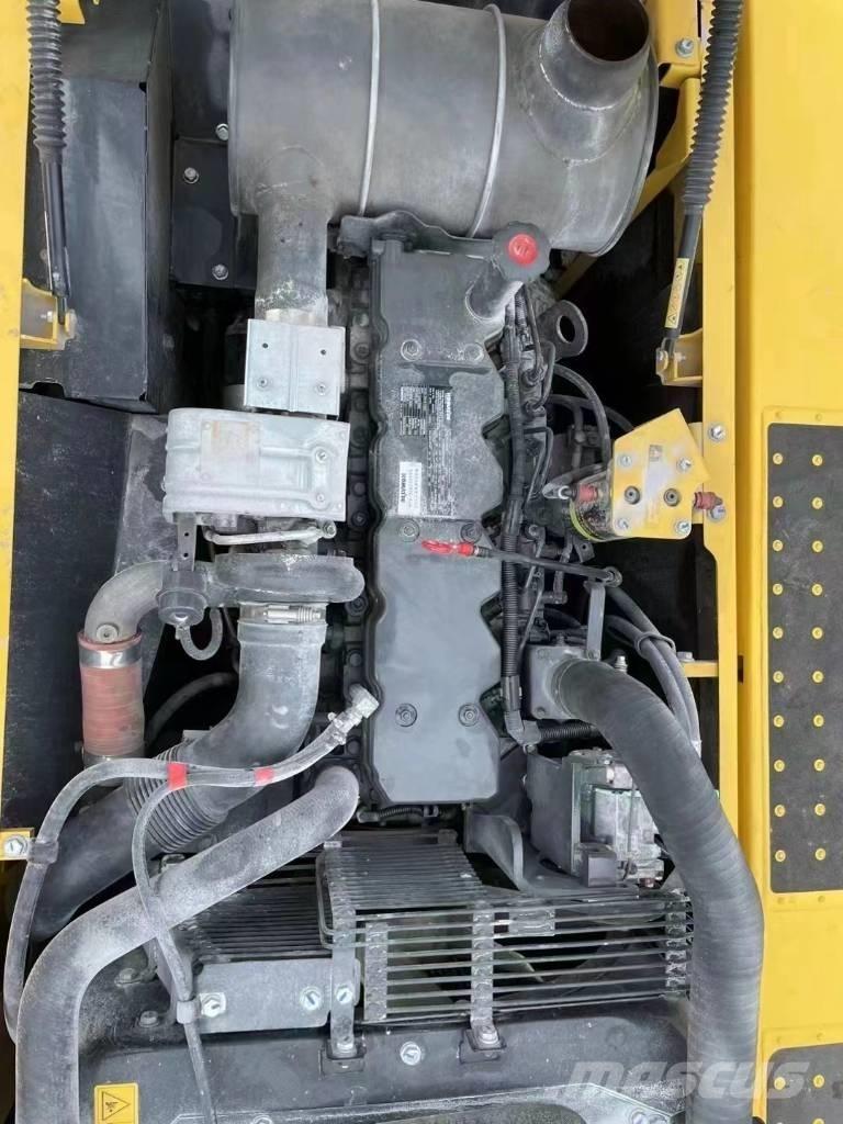 Komatsu PC220-8 Roomikekskavaatorid