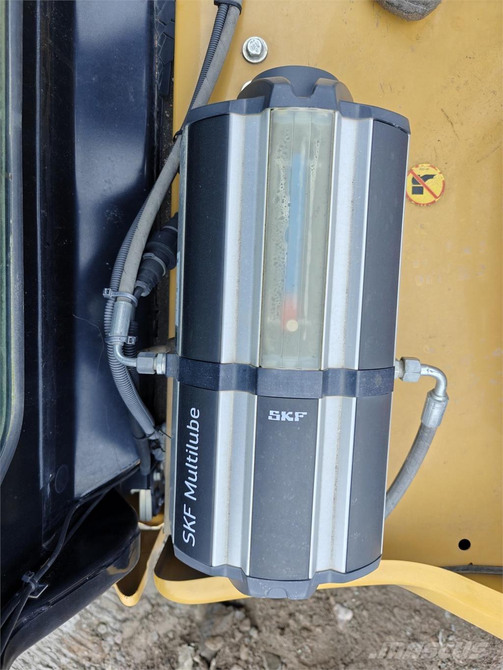 CAT 323 Roomikekskavaatorid