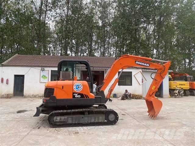 Doosan DX60 Roomikekskavaatorid