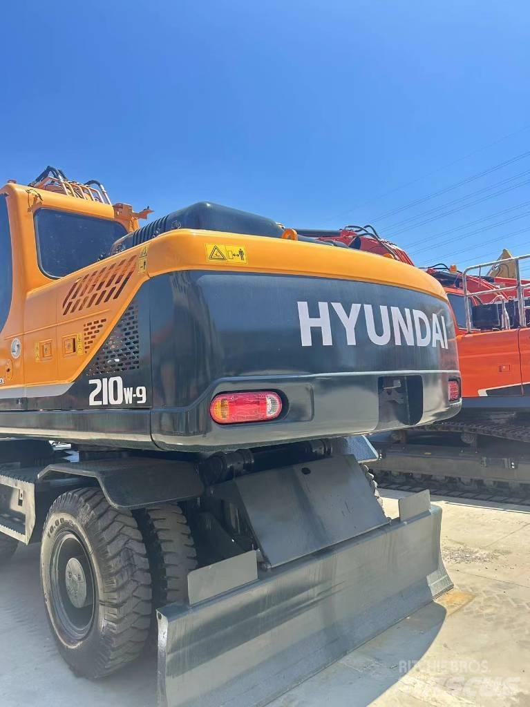 Hyundai R210W-9 Ratasekskavaatorid