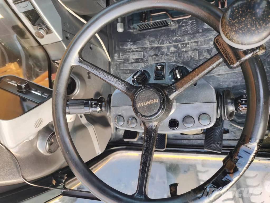 Hyundai R210W-7 Ratasekskavaatorid