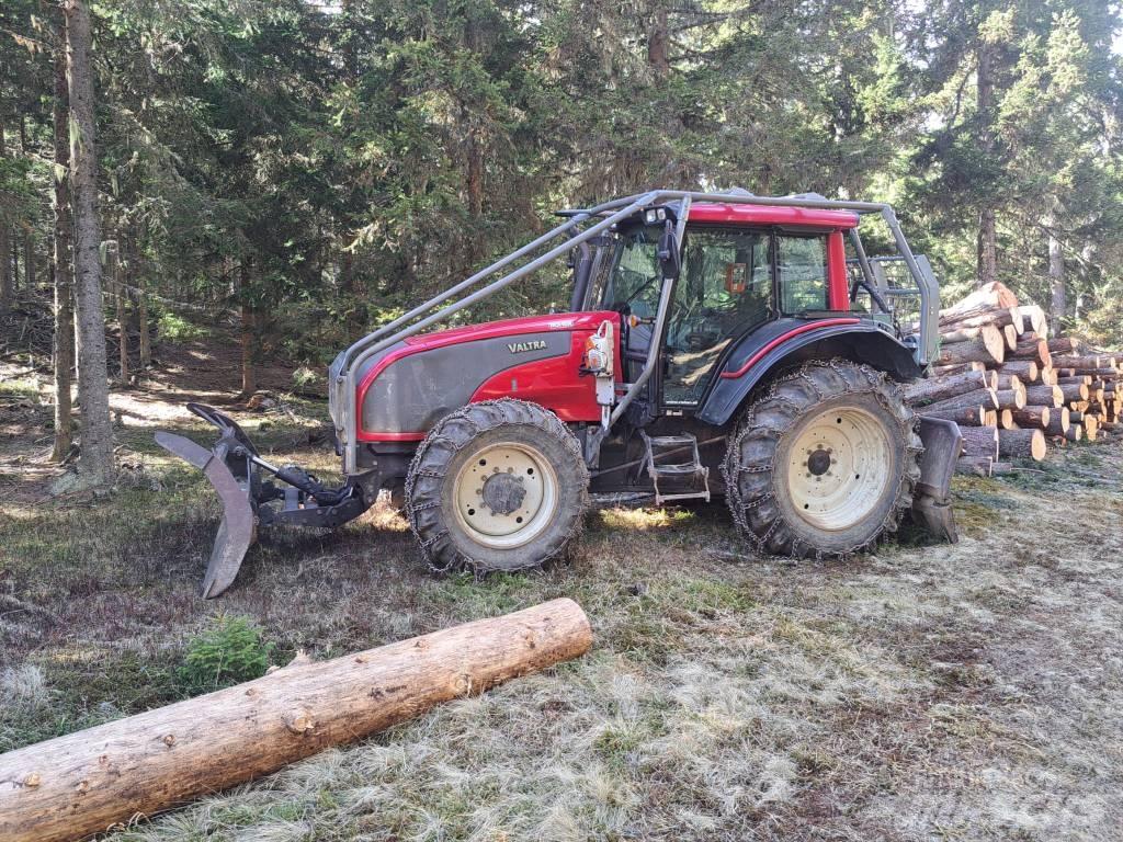 Valtra T 151 Traktorid