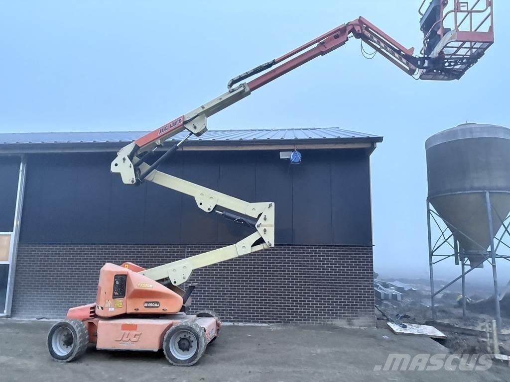 JLG 450aj Iseliikuvad poomtõstukid