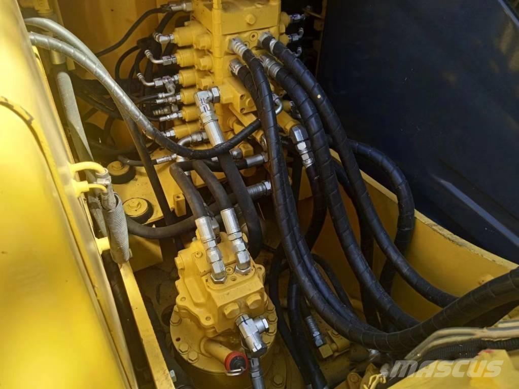 Komatsu PC130-7 Roomikekskavaatorid