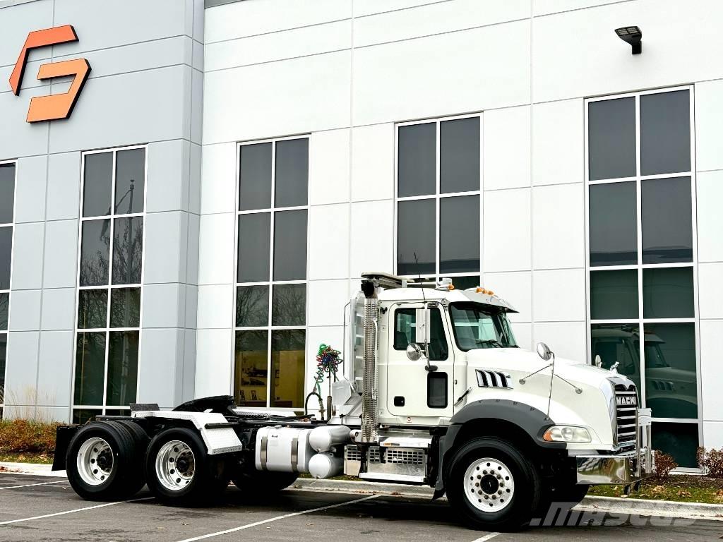 Mack GU813 Sadulveokid