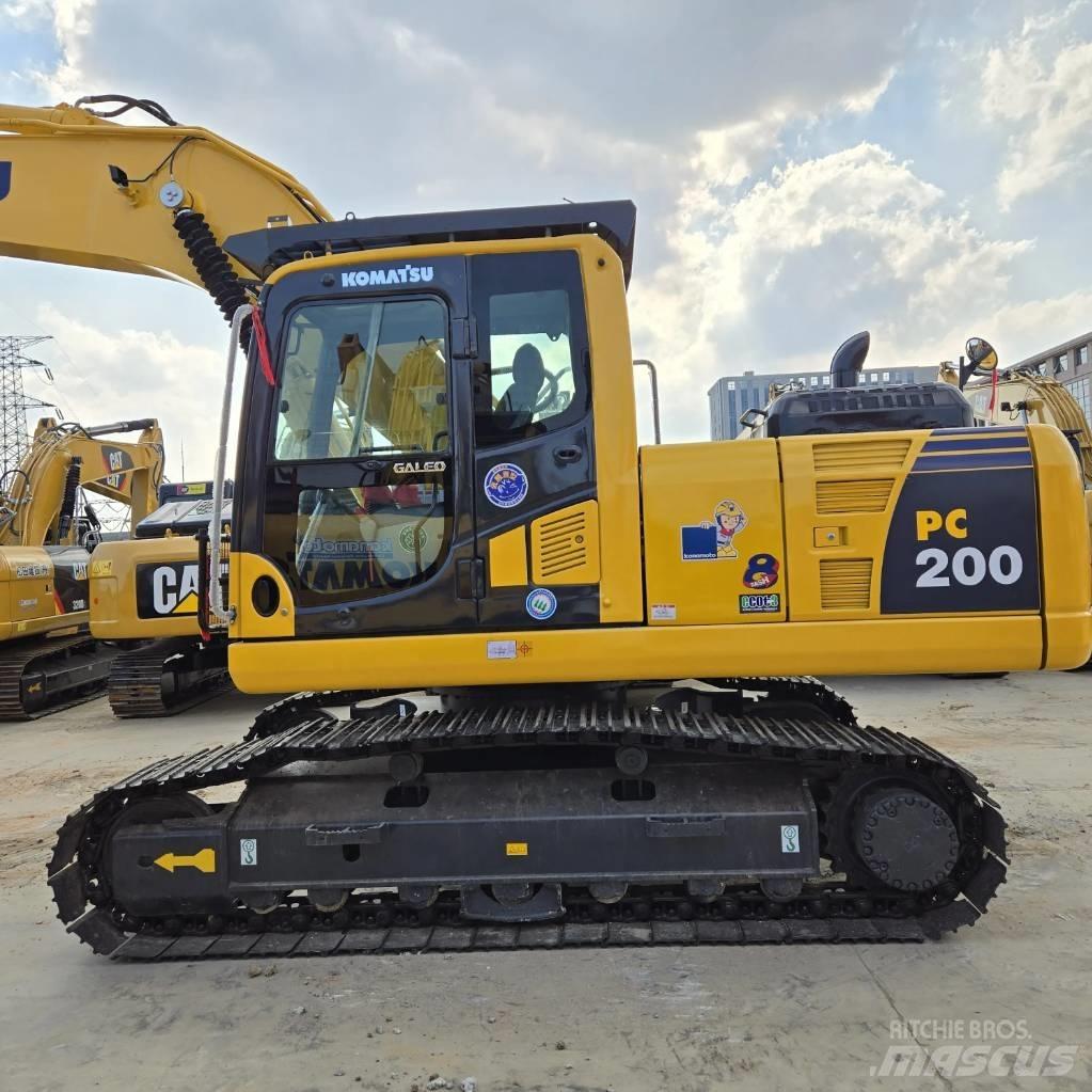 Komatsu PC 200-8 Roomikekskavaatorid