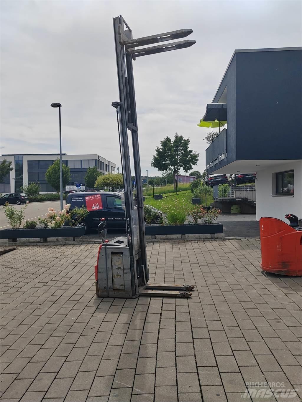 Still EXV 16 Järelkäidavad virnastajad