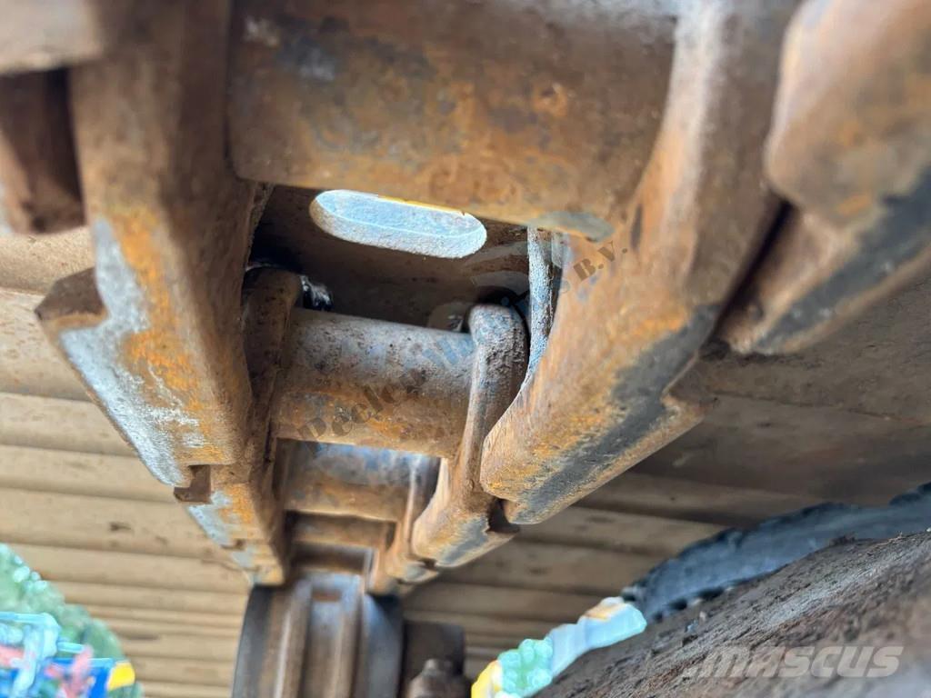 JCB 260 LC Roomikekskavaatorid