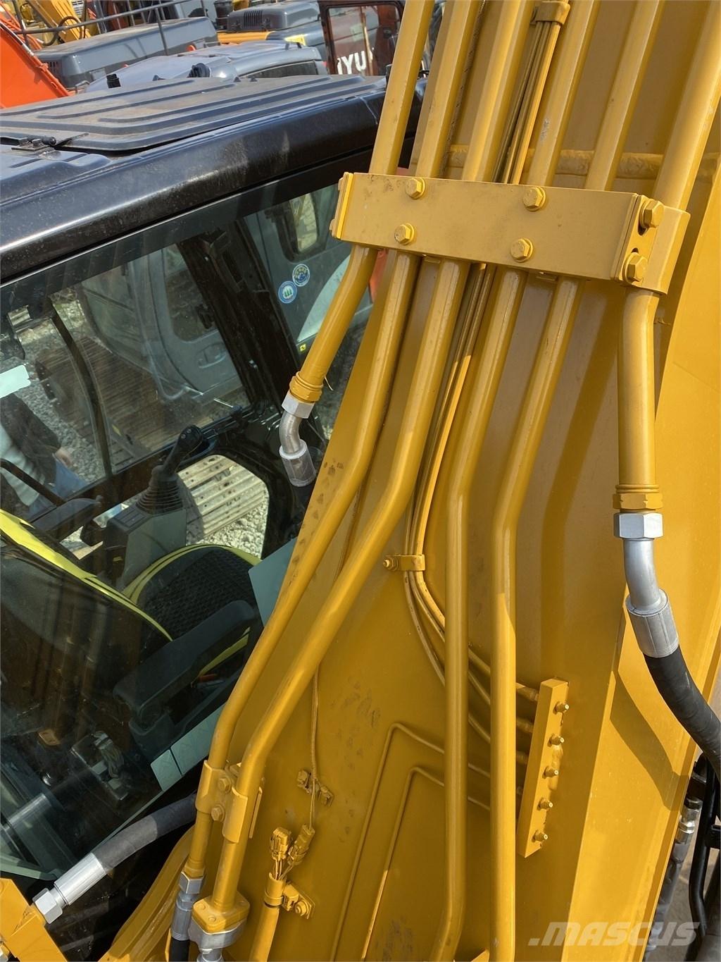 CAT 320 Roomikekskavaatorid