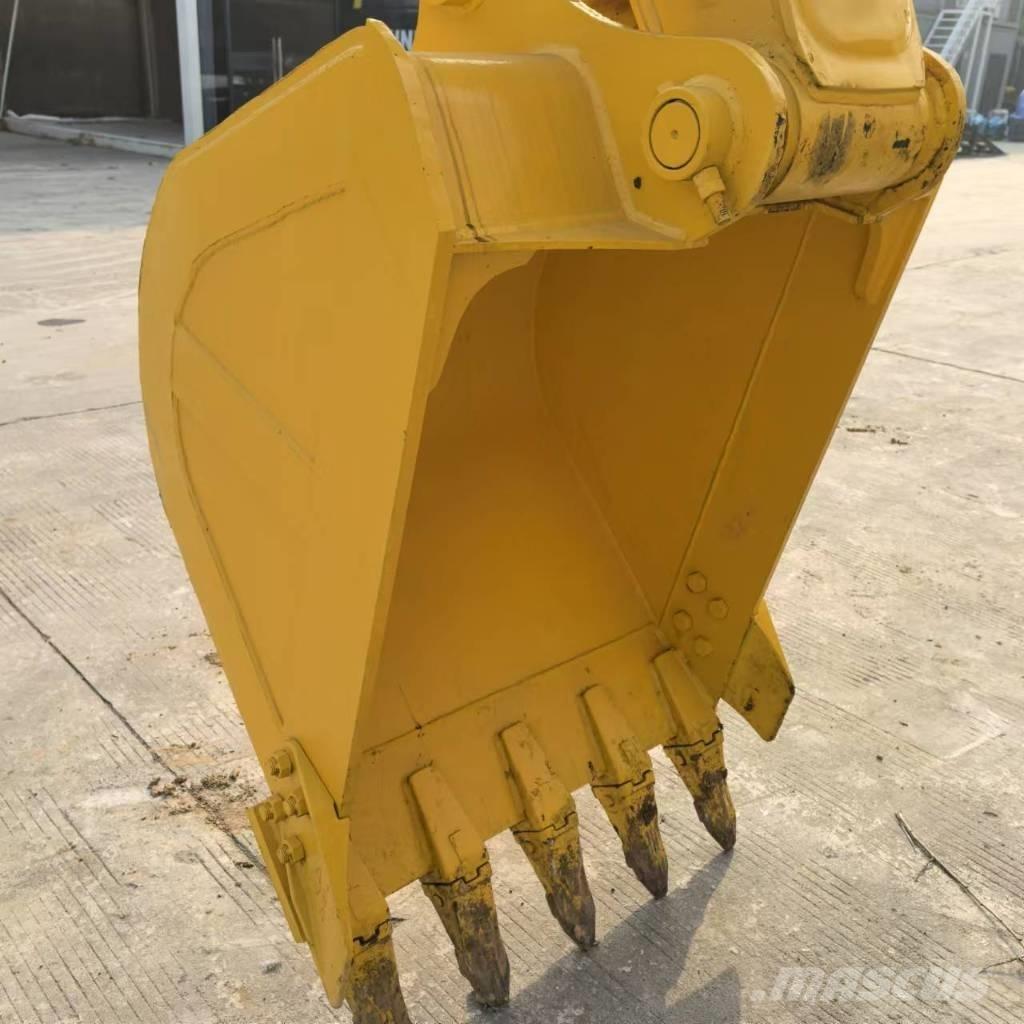 Komatsu PC 130-7 Roomikekskavaatorid