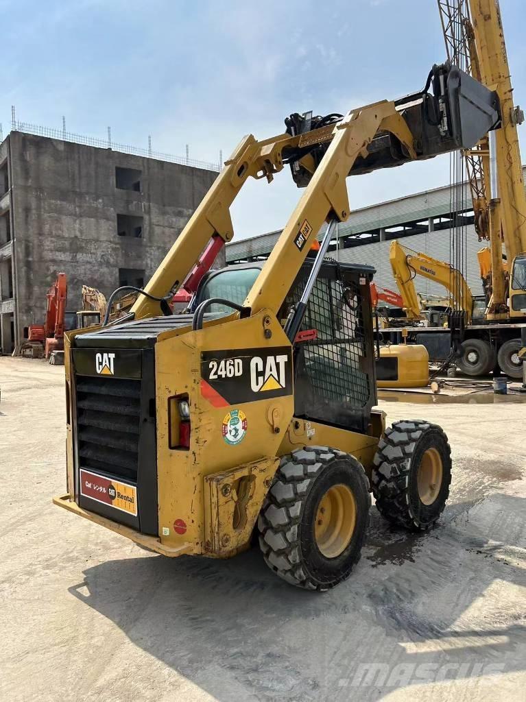 CAT 246 D Kompaktlaadurid