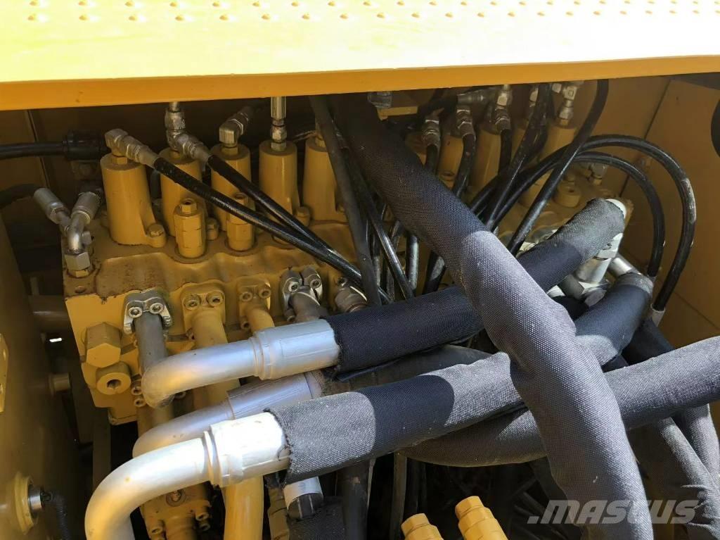 CAT 320D Roomikekskavaatorid