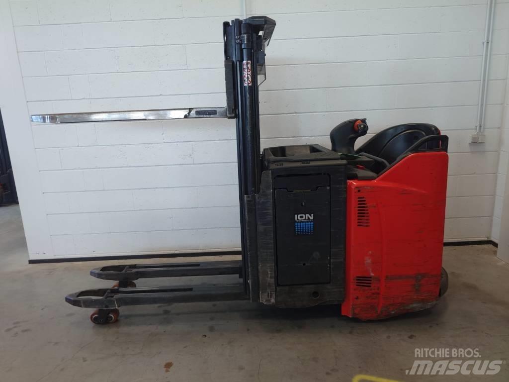 Linde D 12 Platvormiga virnastajad