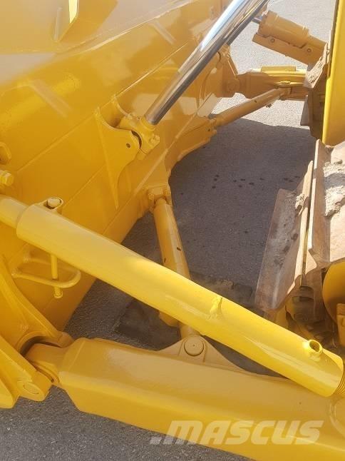 Komatsu D65EX-15 Buldooserid