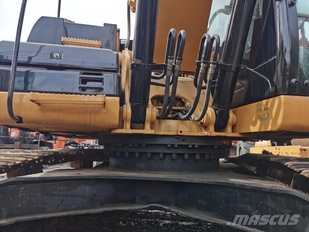 CAT 323D Roomikekskavaatorid