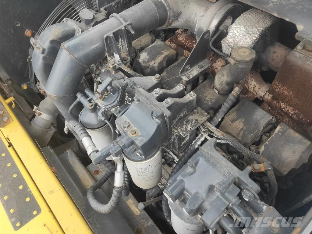 Komatsu PC460-8 Roomikekskavaatorid