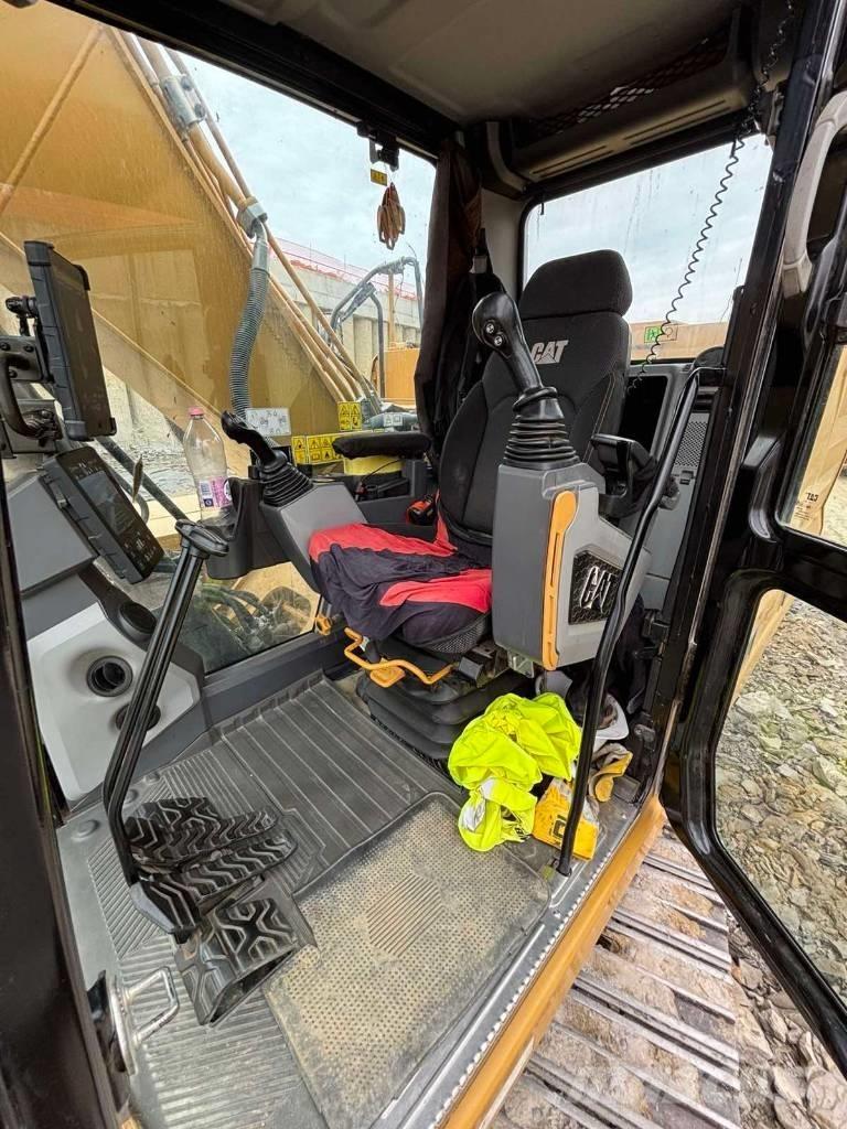 CAT 320 Roomikekskavaatorid