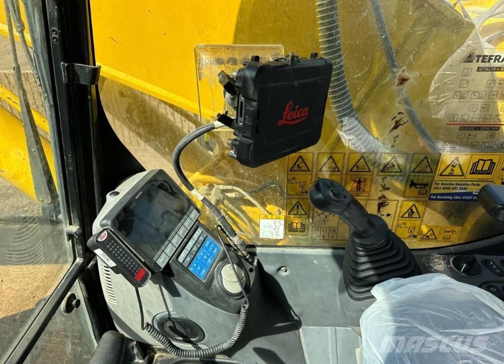 Komatsu HB 215LC-3 Roomikekskavaatorid