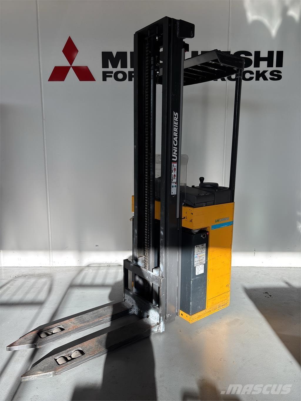 Atlet A160 Platvormiga virnastajad