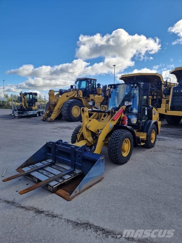 CAT 906 Rataslaadurid