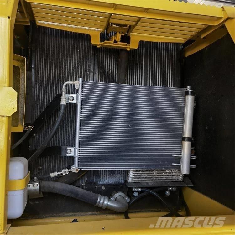 Komatsu PC200-8 Roomikekskavaatorid