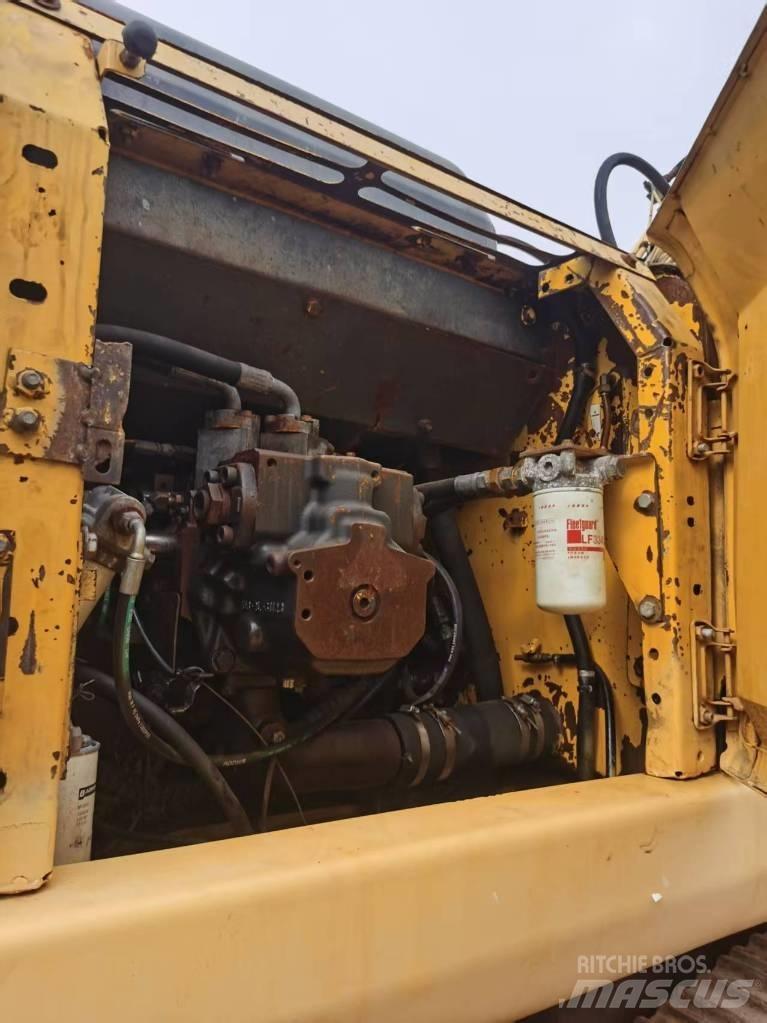 Komatsu PC 220-7 Roomikekskavaatorid