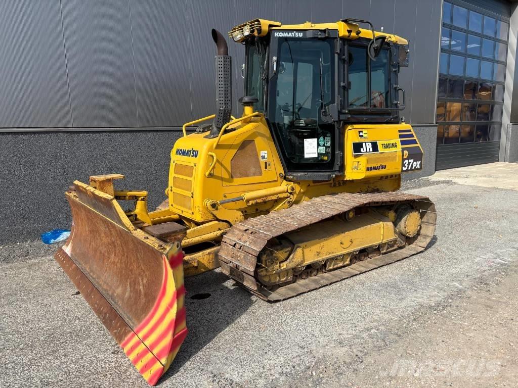 Komatsu D37 PX-23 Buldooserid