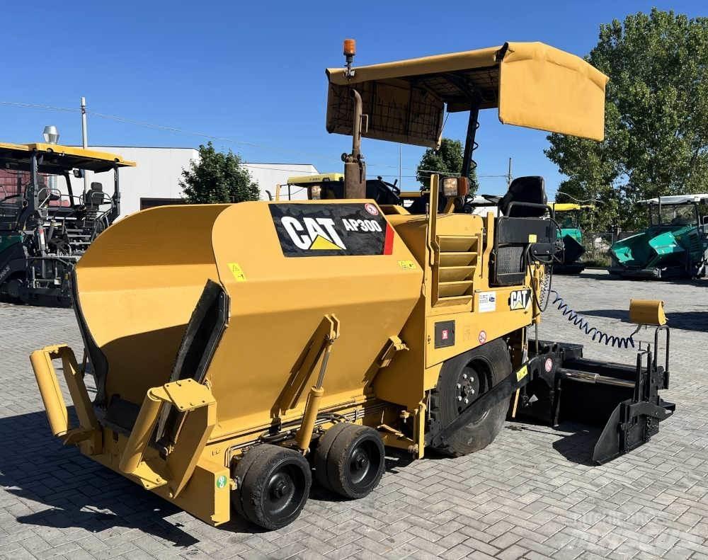 CAT AP 300 Asfaldilaoturid