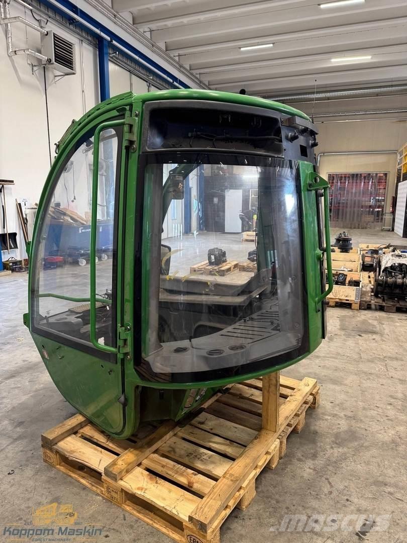 John Deere 1210E Kabiinid