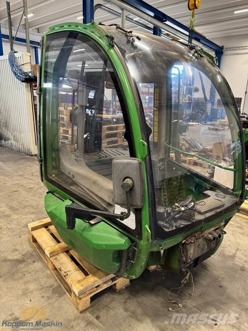 John Deere 1210E Kabiinid
