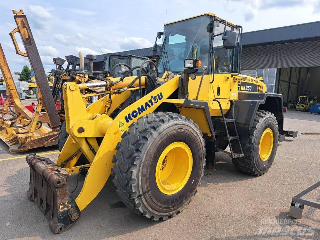 Komatsu WA 250-5H Rataslaadurid