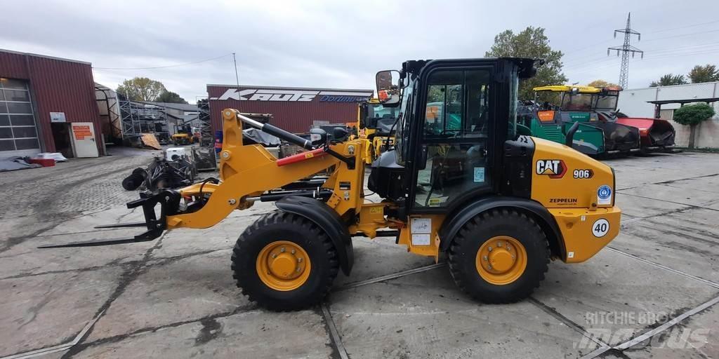 CAT 906 Rataslaadurid