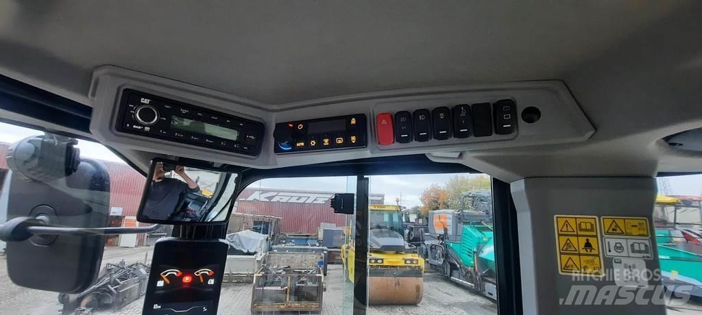CAT 906 Rataslaadurid