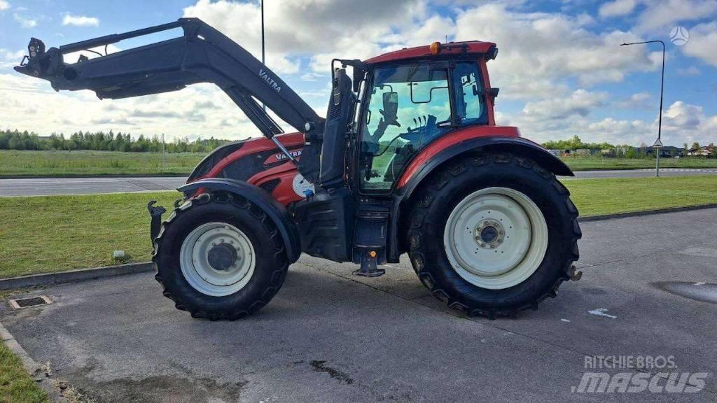 Valtra T 214 Traktorid