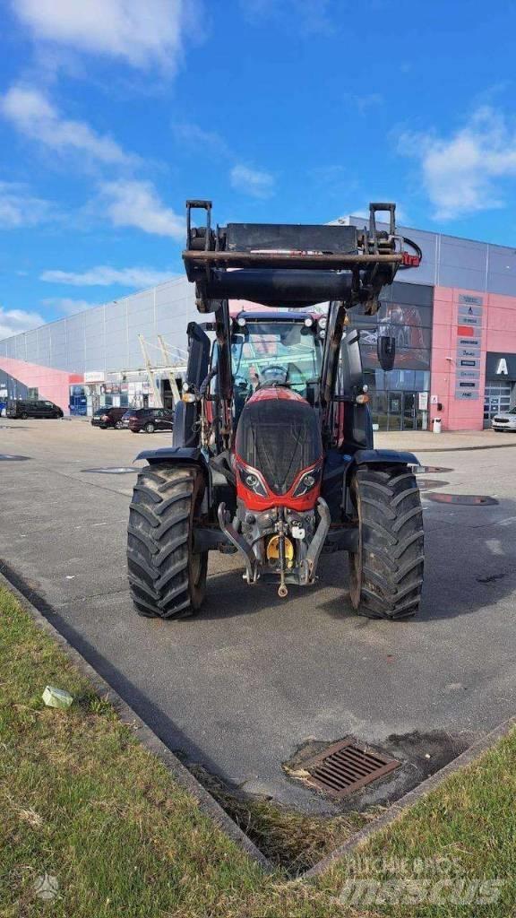 Valtra T 214 Traktorid