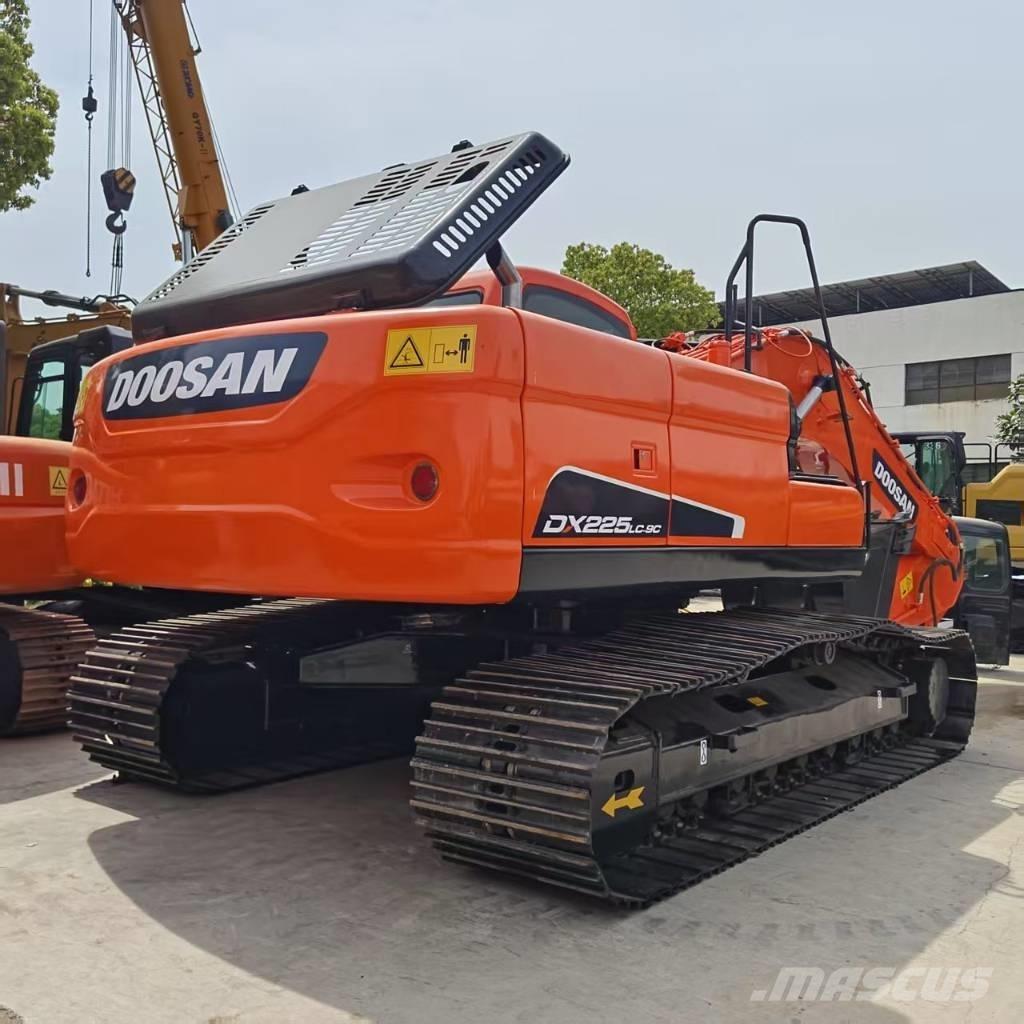 Doosan DX 225 Roomikekskavaatorid
