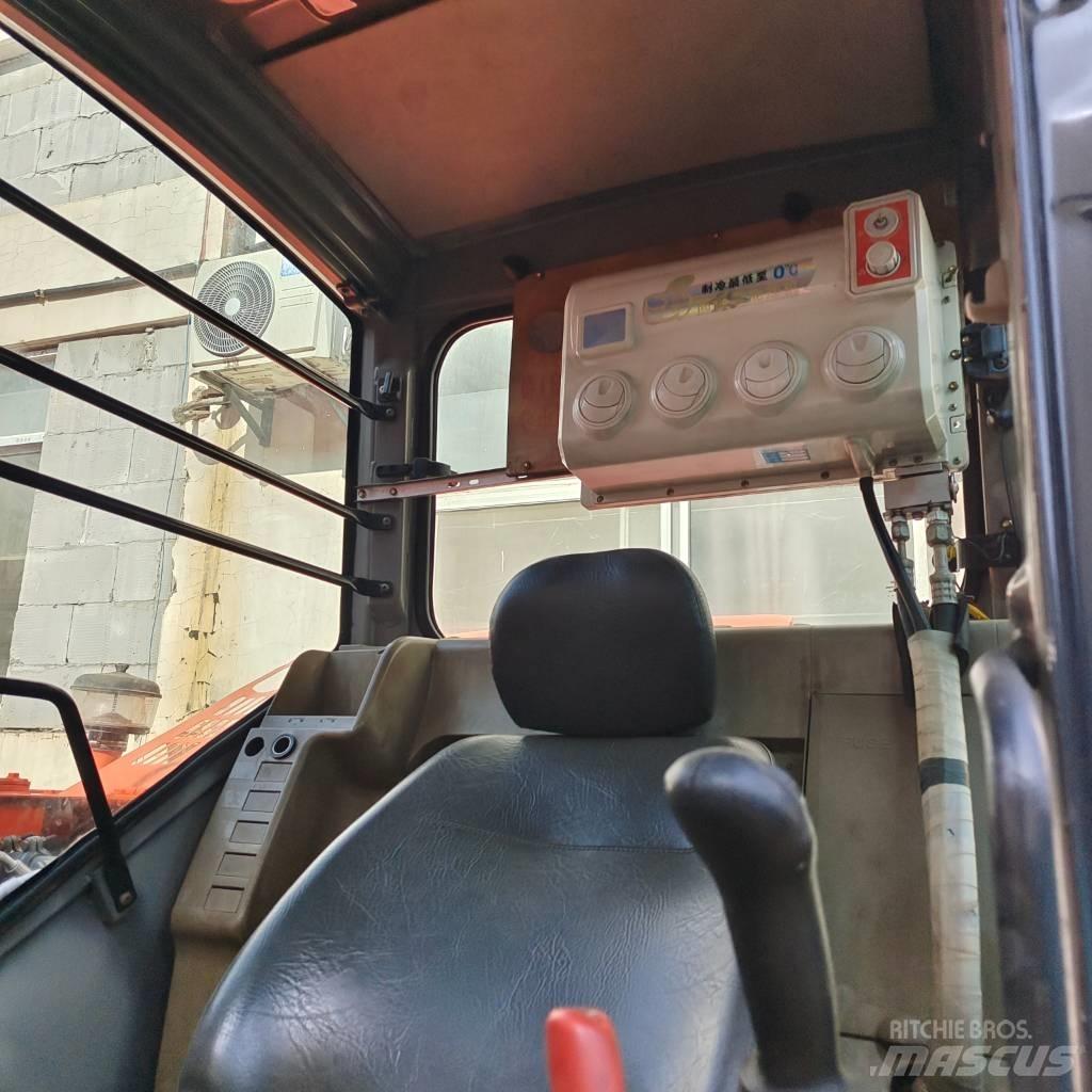 Hitachi ZX 70 Roomikekskavaatorid