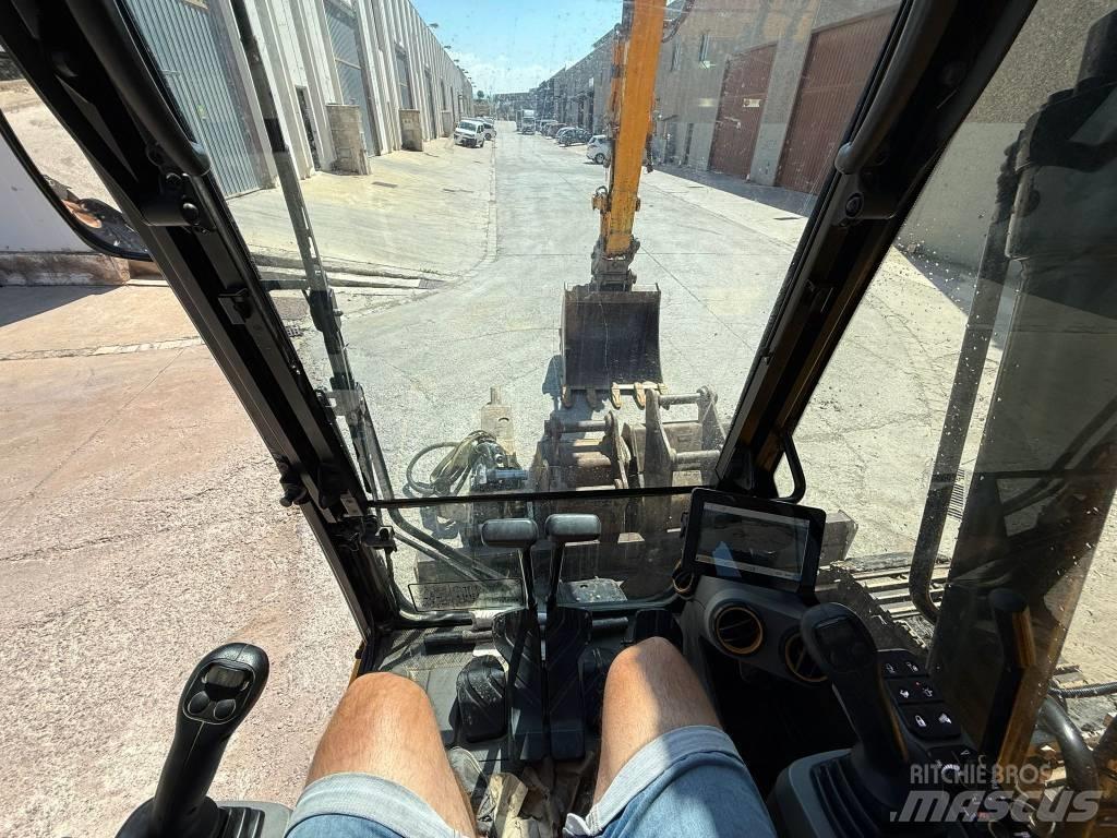 JCB 131 X LCD Roomikekskavaatorid