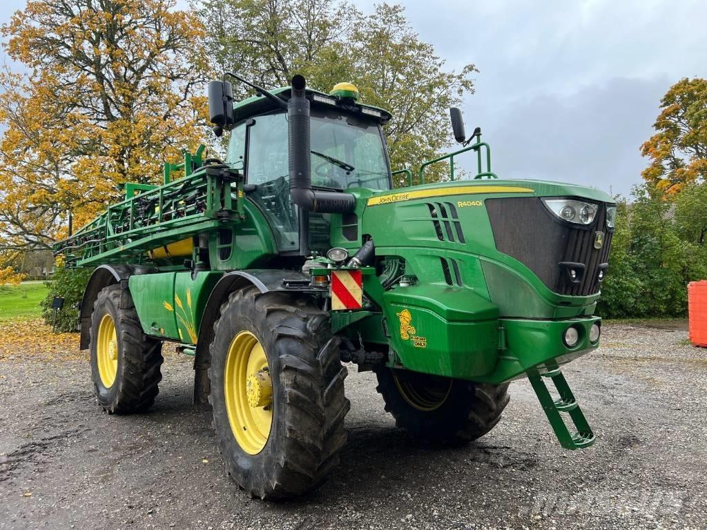 John Deere R4040i Iseliikuvad pritsid