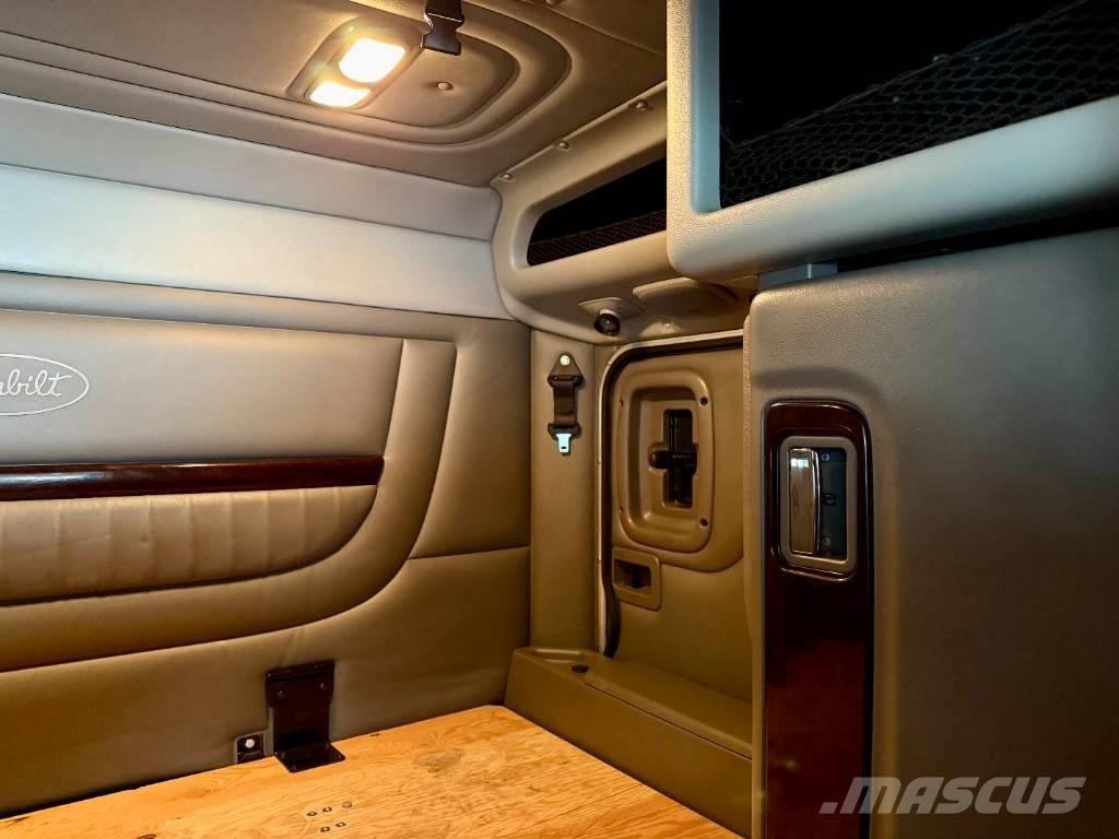 Peterbilt 389 PRIDE Sadulveokid