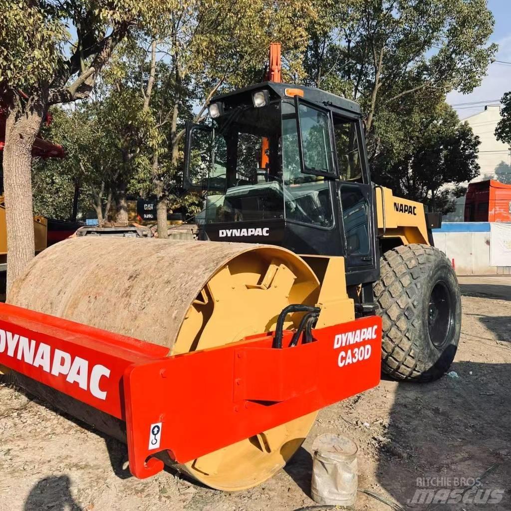 Dynapac CA 30 D Ühe trumliga rullid