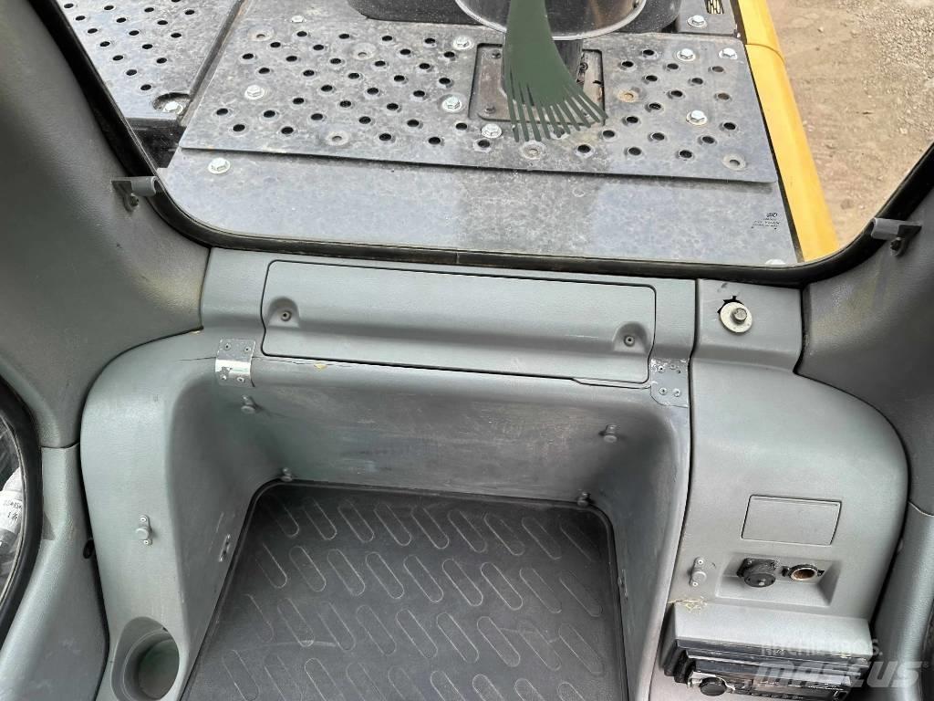 Volvo EC210D Roomikekskavaatorid