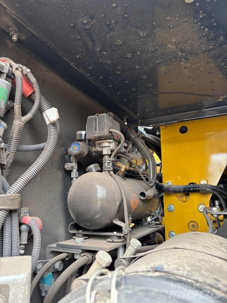 Komatsu PW180-11 Ratasekskavaatorid
