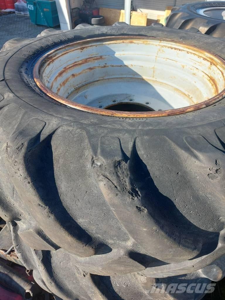 Komatsu 901 Rehvid, rattad ja veljed