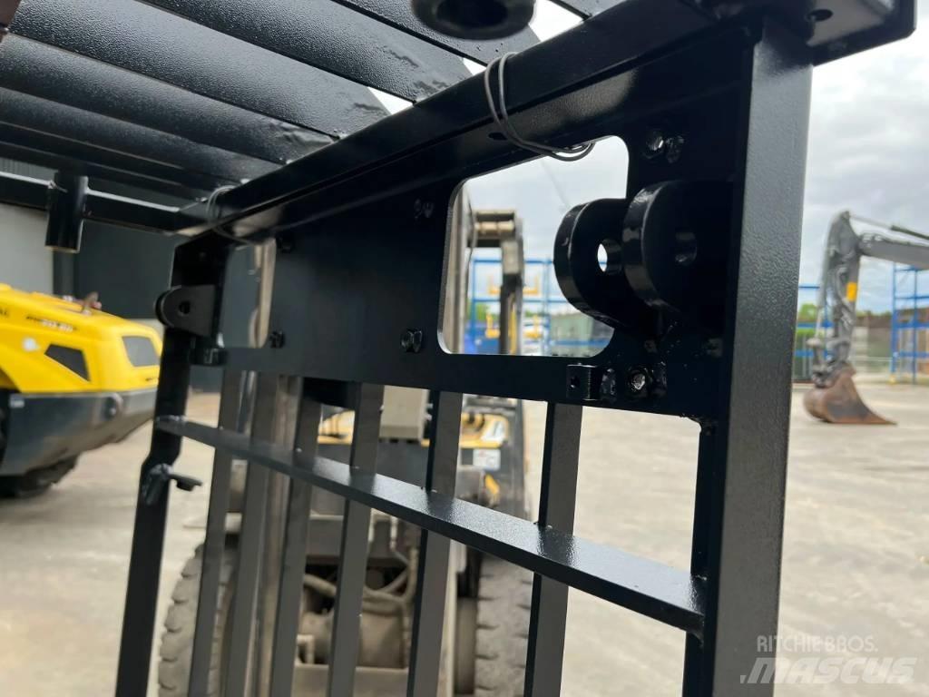 CAT 323D Guard Kabiinid