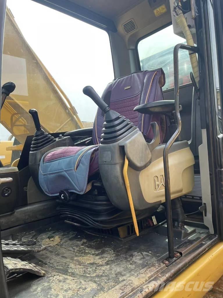 CAT 320d Roomikekskavaatorid