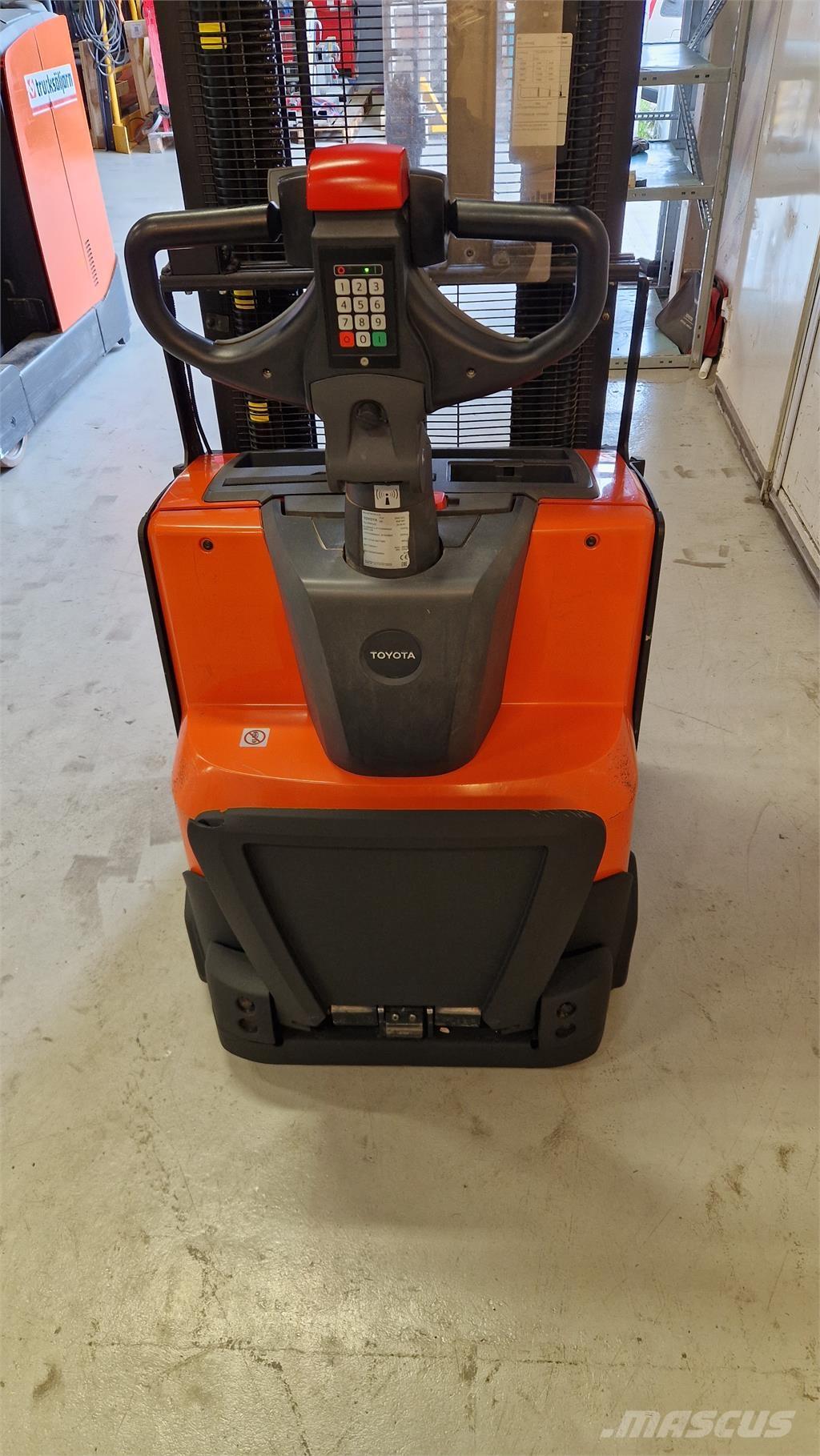 Toyota SWE140L Platvormiga virnastajad