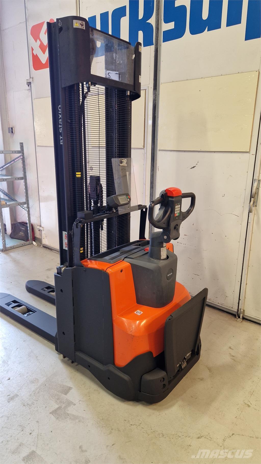 Toyota SWE140L Platvormiga virnastajad