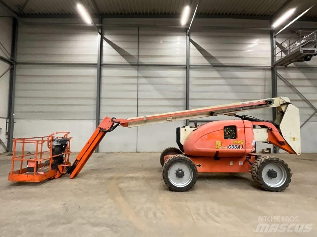 JLG 600 AJ Iseliikuvad poomtõstukid